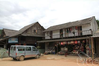 Ta Phin brocade village