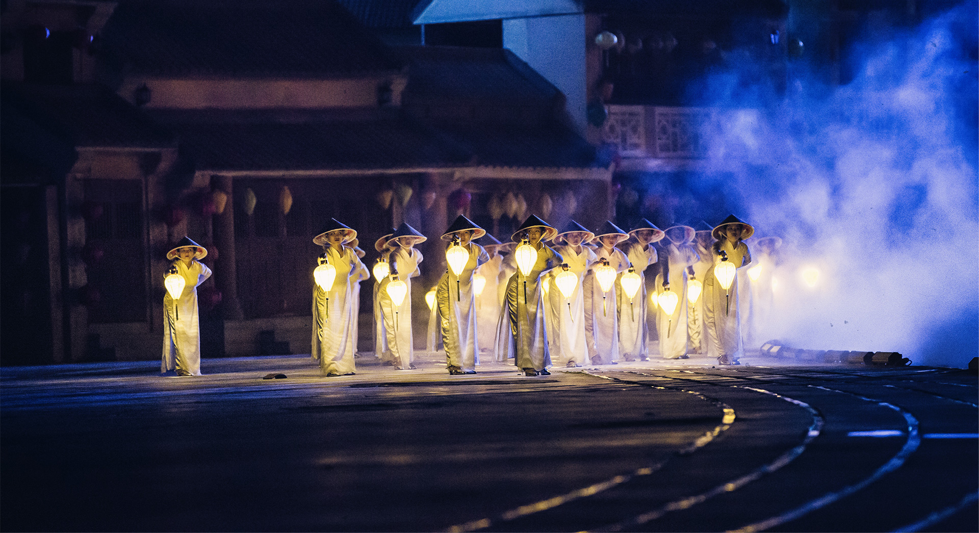 COMBO VÉ SHOW KÍ ỨC HỘI AN (HẠNG ECO) VÀ THUYỀN ( TẶNG VOUCHER 60.000VND TẠI LÀNG VIỆT )