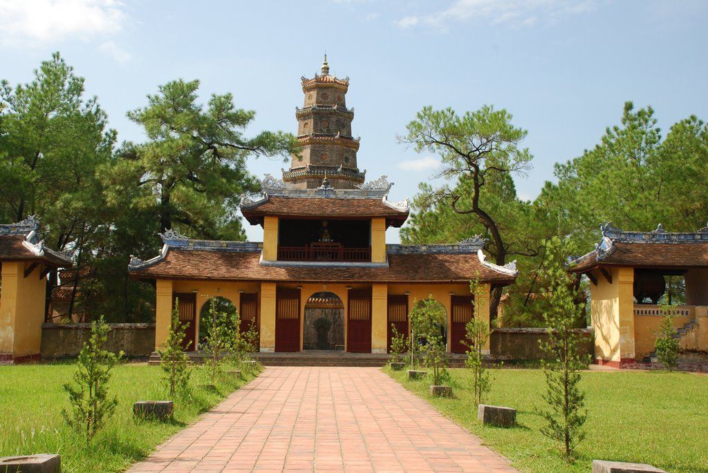 HUE CITY PRIVATE DAY TOUR FROM DA NANG: THIEN MU PAGODA, COMPLEX OF HUE MONUMENTS