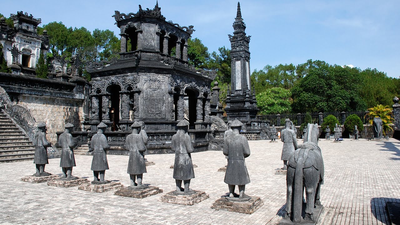 HUE CITY PRIVATE DAY TOUR FROM DA NANG: THIEN MU PAGODA, COMPLEX OF HUE MONUMENTS