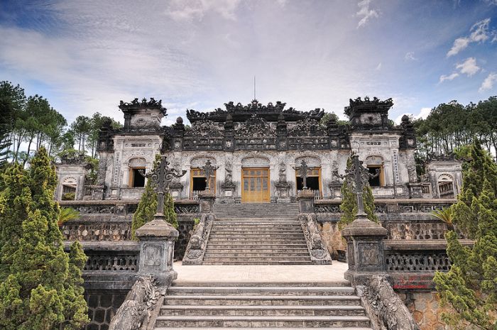 HUE CITY PRIVATE DAY TOUR FROM DA NANG: THIEN MU PAGODA, COMPLEX OF HUE MONUMENTS